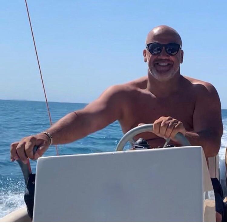 Alessio Zanini in una foto dei mesi scorsi mentre dirige il suo 25 metri in soccorso della Sea Watch non lontano da Lampedusa.